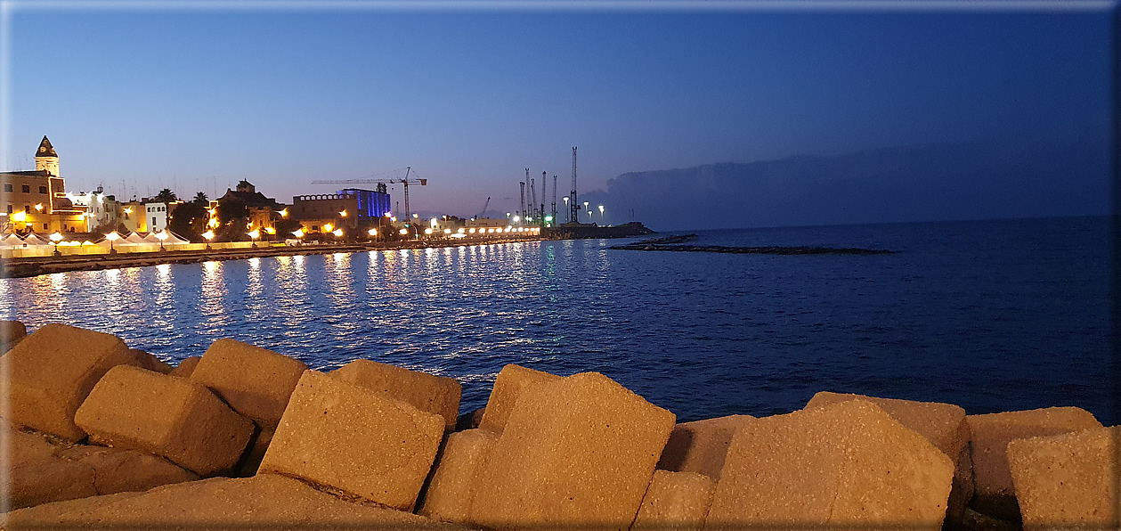 foto Bari di notte